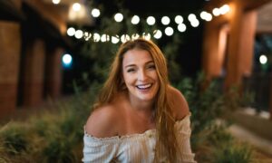 девушка улыбается