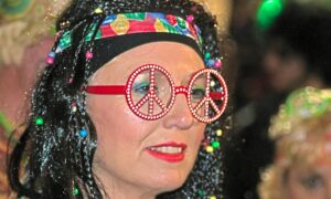 Женщина астролог в смешных очках