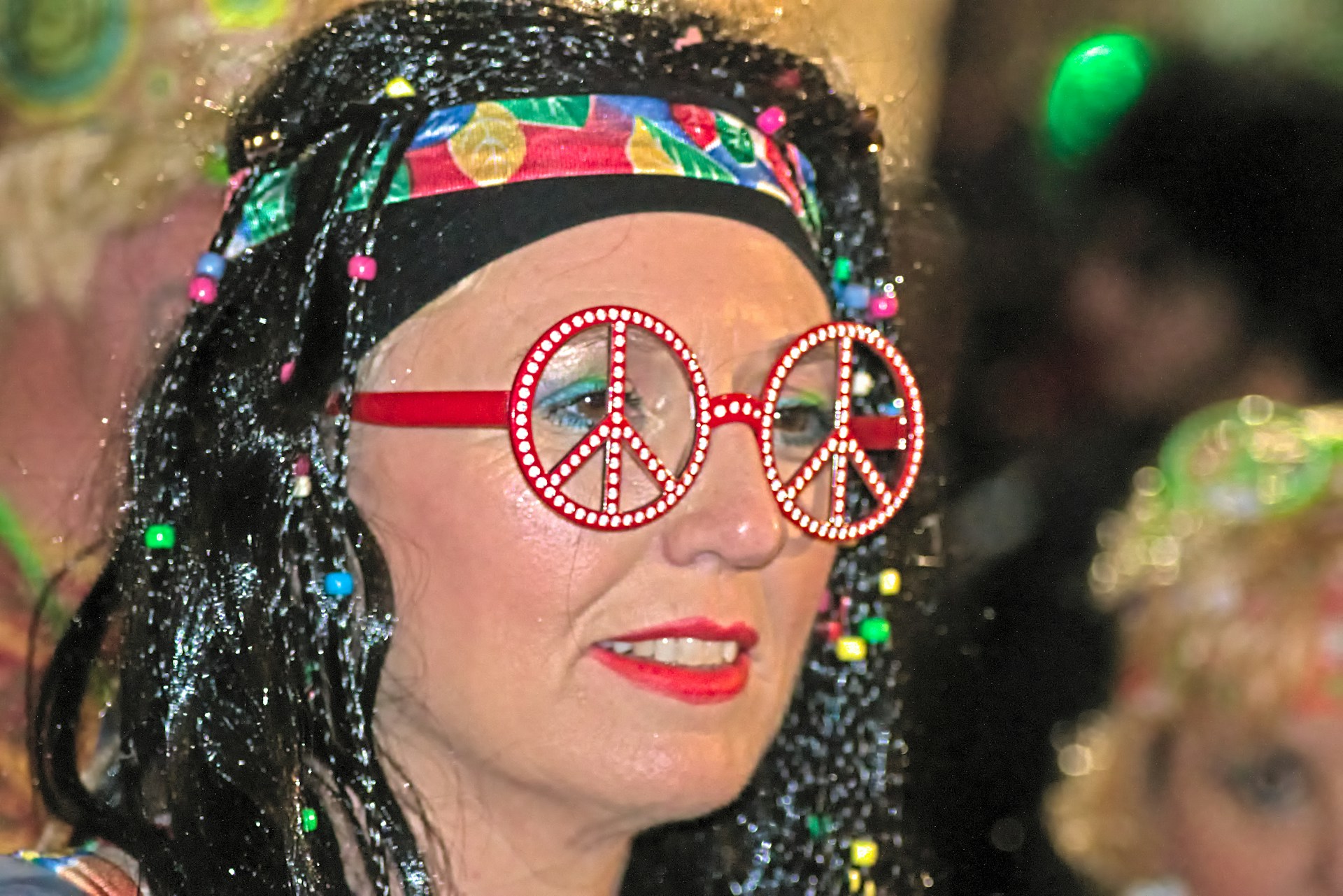 Женщина астролог в смешных очках