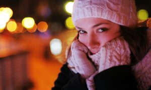 Девушка в шапке