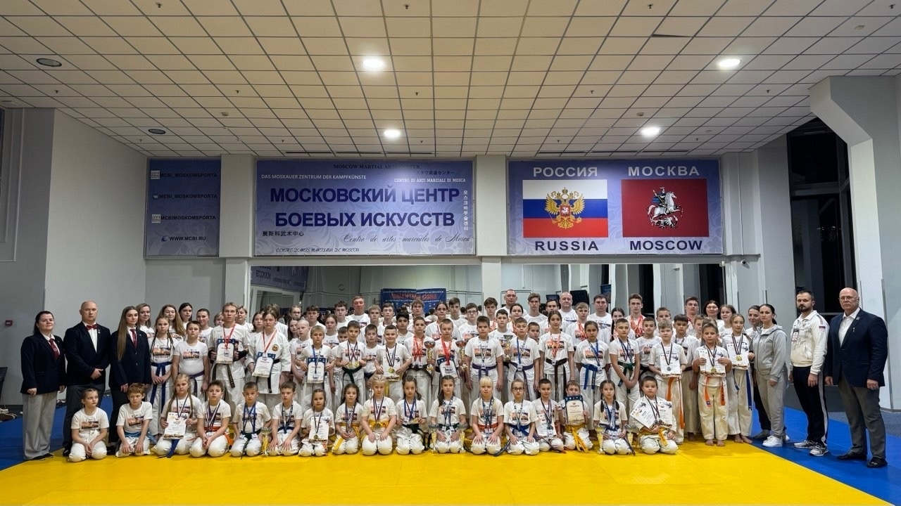 alt каратисты с медалями