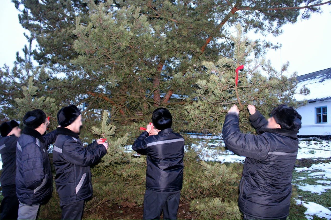 заключенные привязывают ленточки