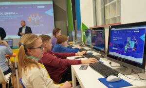 alt дети занимаются за компьютером