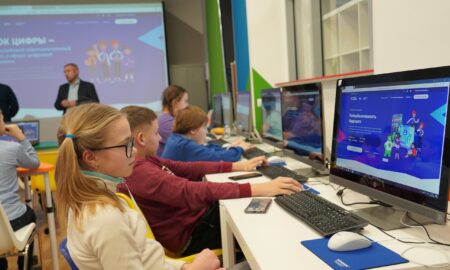 alt дети занимаются за компьютером