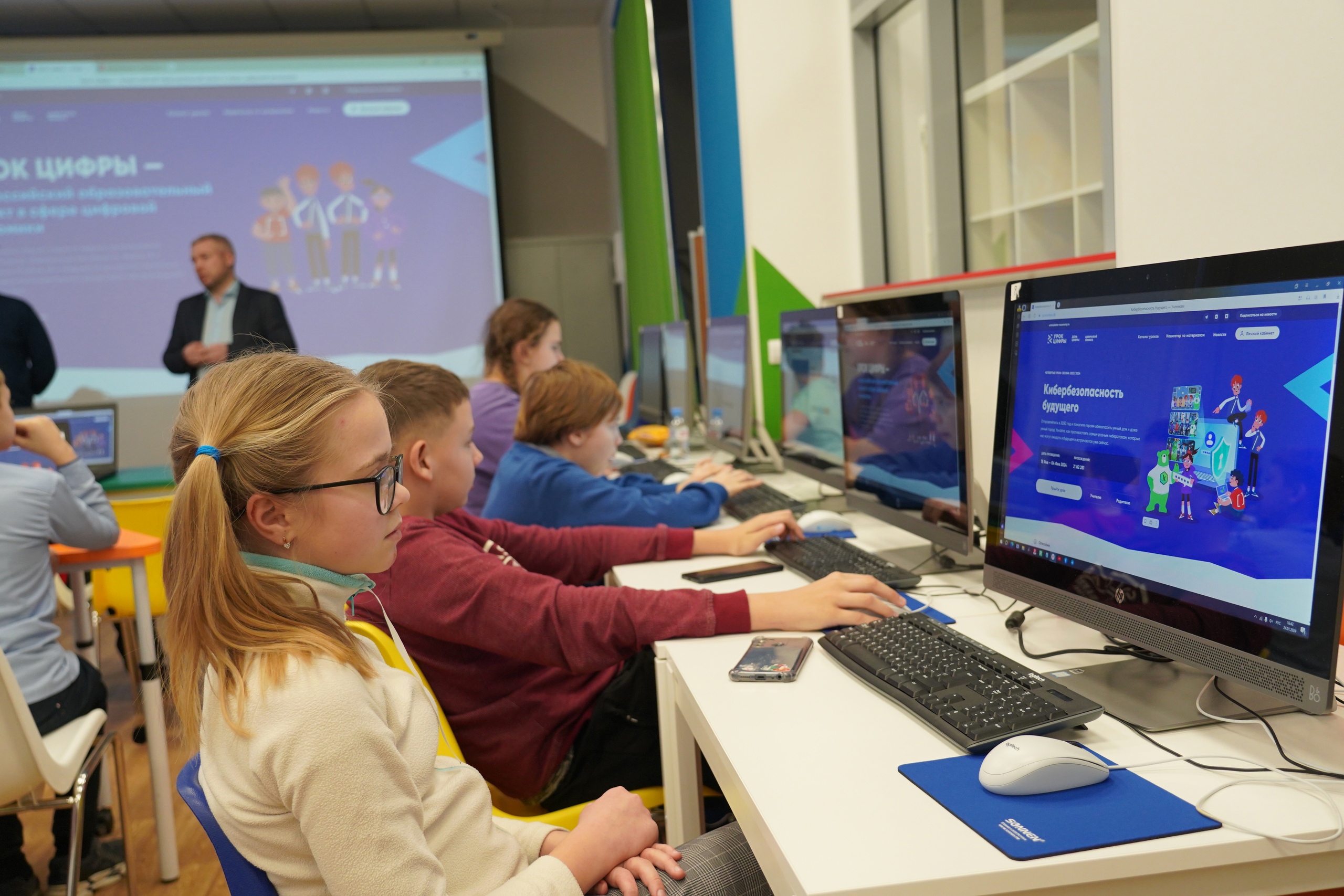 alt дети занимаются за компьютером