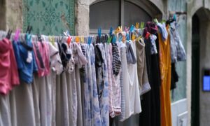 Вывешенные чистые вещи на веревке