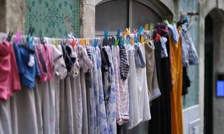 Вывешенные чистые вещи на веревке