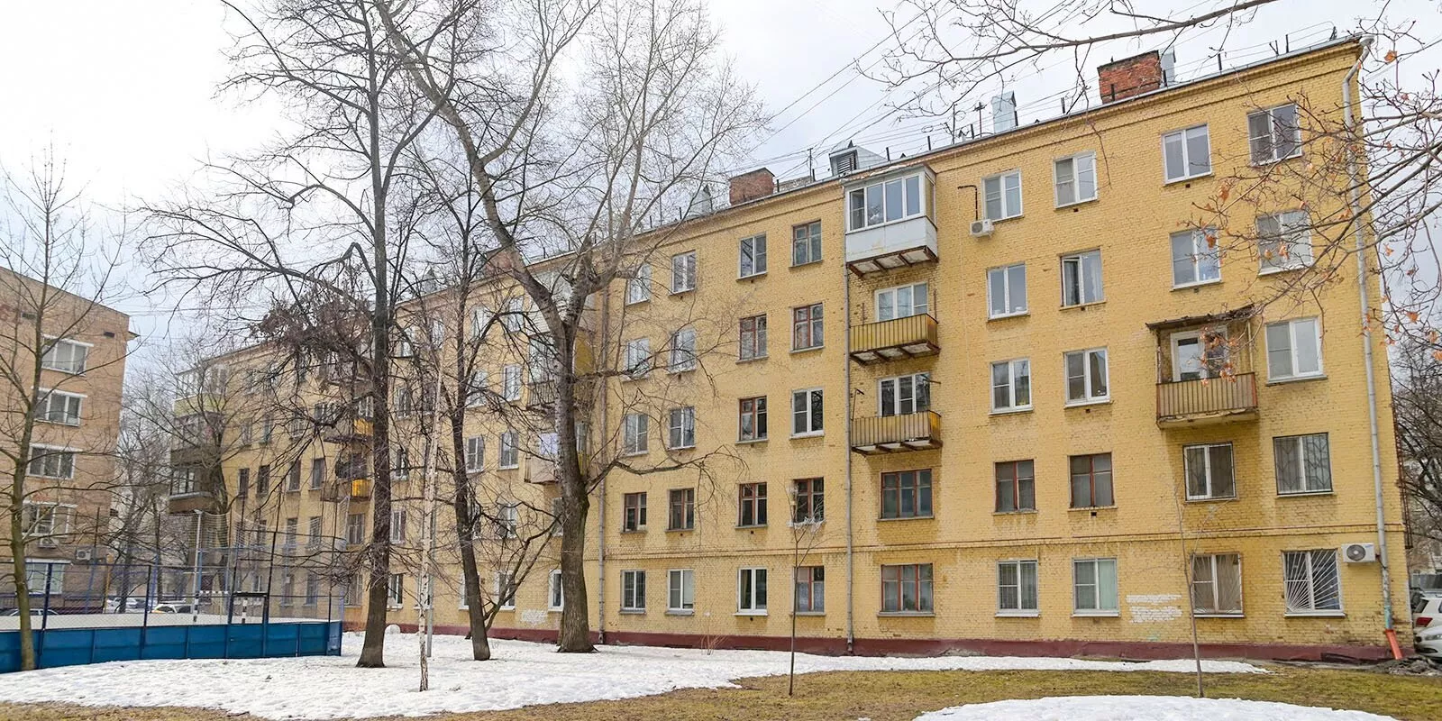 новгородка устроила дебош в жилом доме