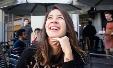 Девушка улыбается