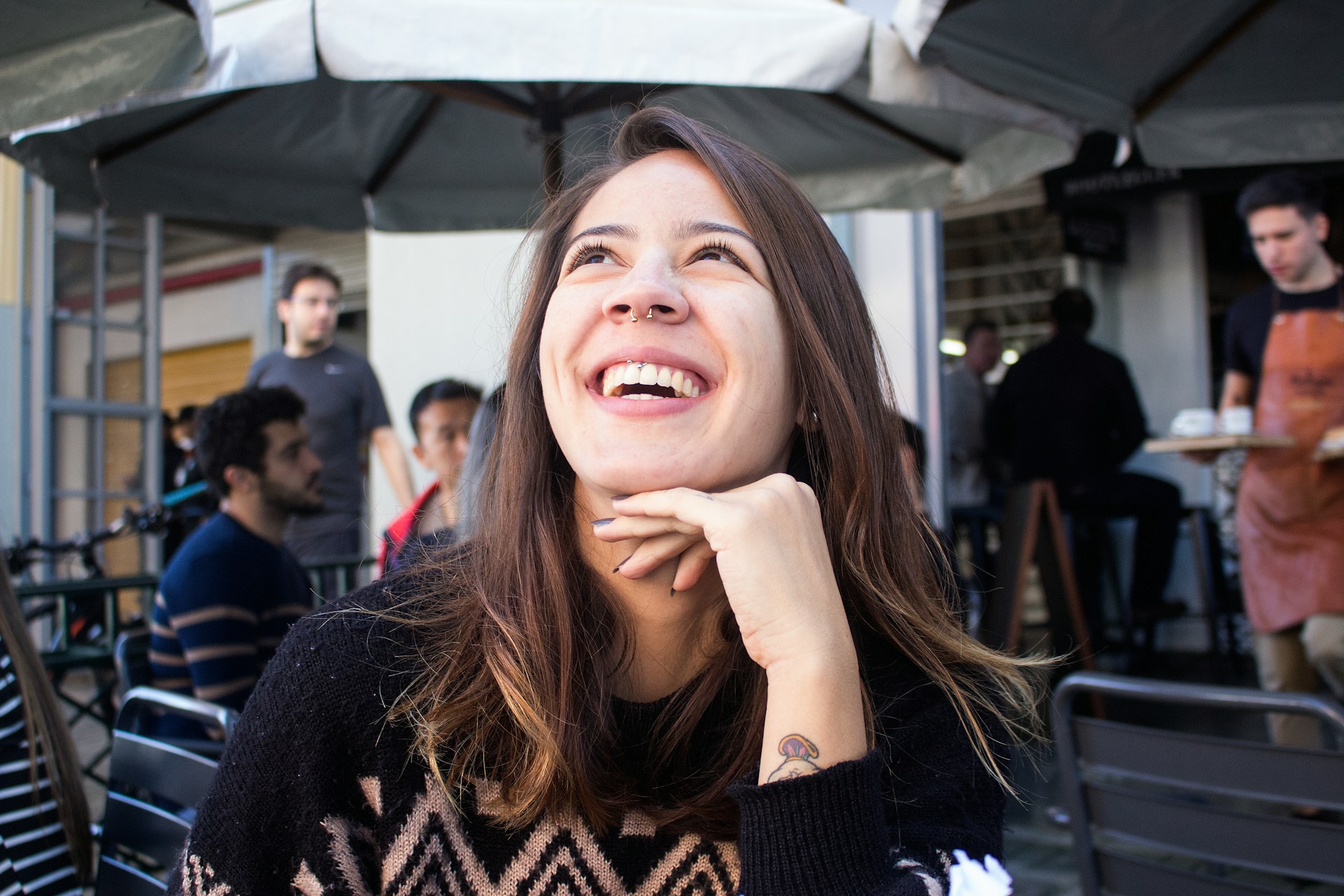 Девушка улыбается