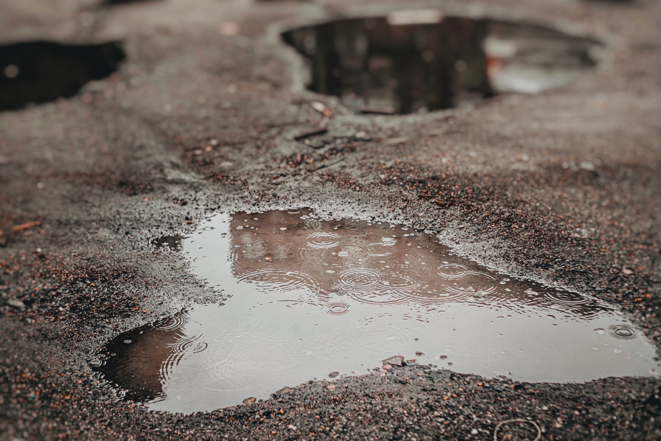 лужа на сером асфальте