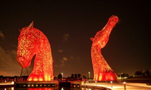 Две красные лошади