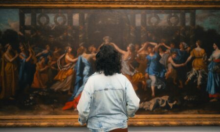 Девушка на фоне картины