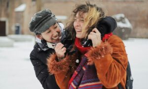 Два человека смеются зимой