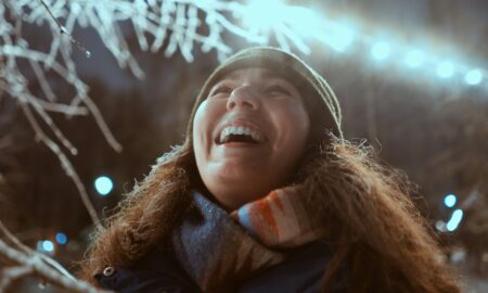 Девушка улыбается