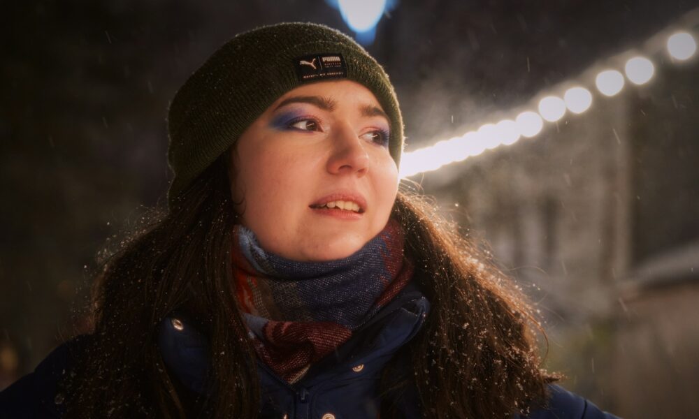 Девушка в шапке