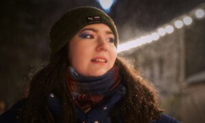 Девушка в шапке