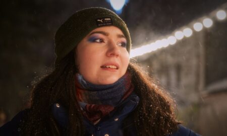 Девушка в шапке