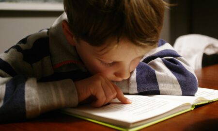 Ребенок читает книгу