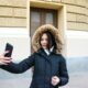 Alt девушка в пуховике делает селфи