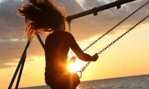 Девушка на качеле