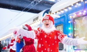 Девушка улыбается