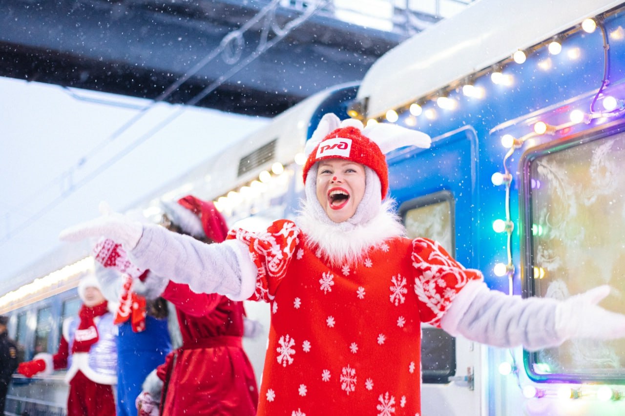 Девушка улыбается