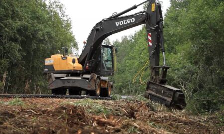 Экскаватор работает на дороге