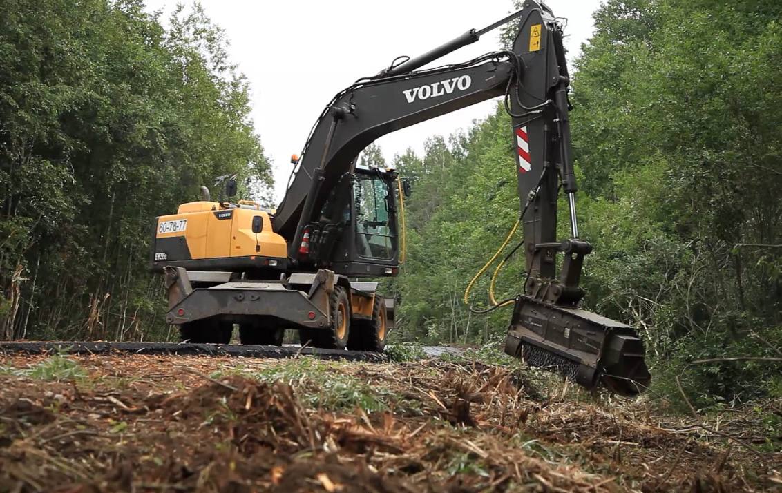 Экскаватор работает на дороге