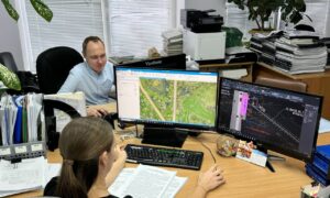 Сотрудники в офисе составляют карту дорог