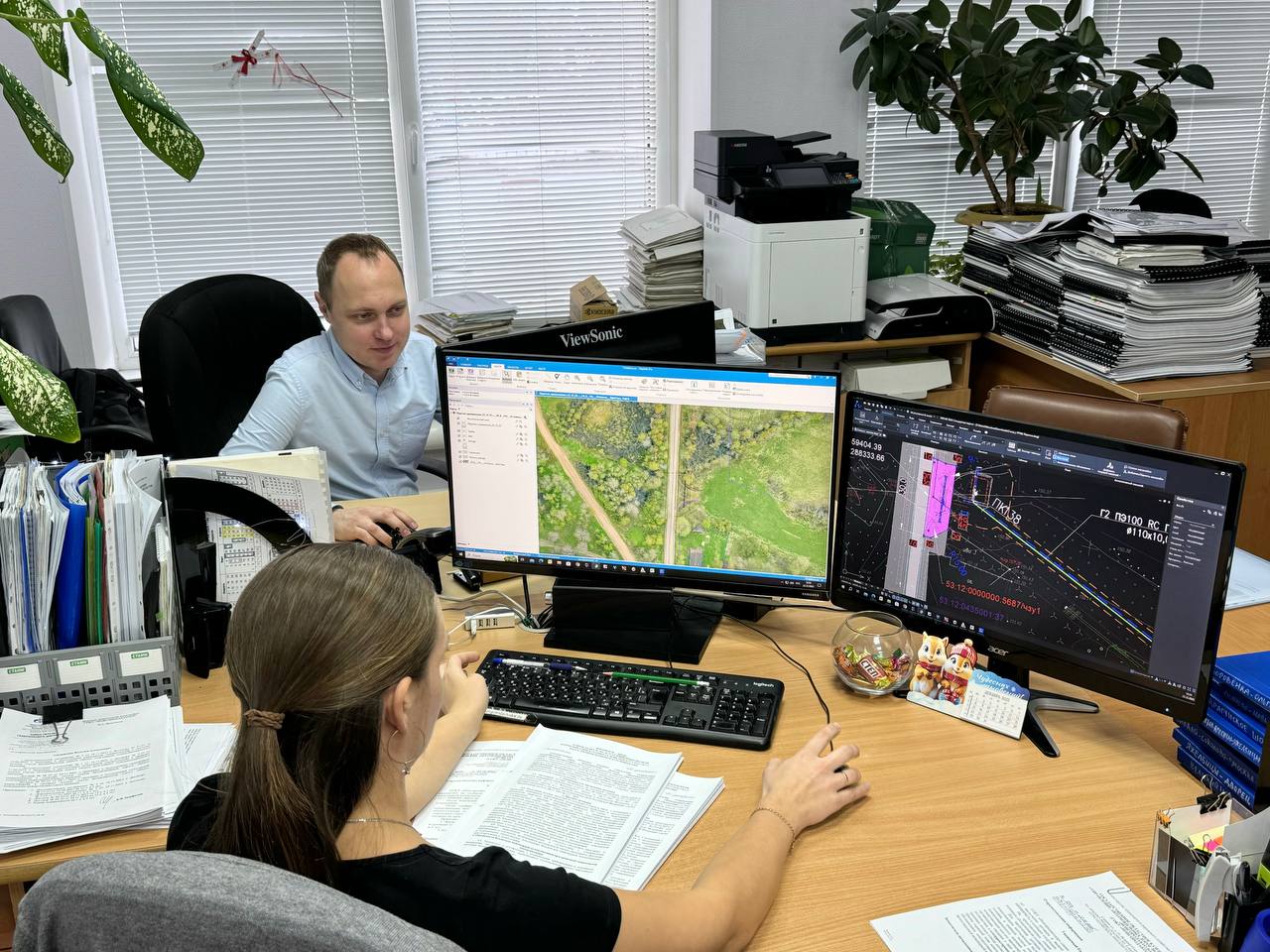 Сотрудники в офисе составляют карту дорог