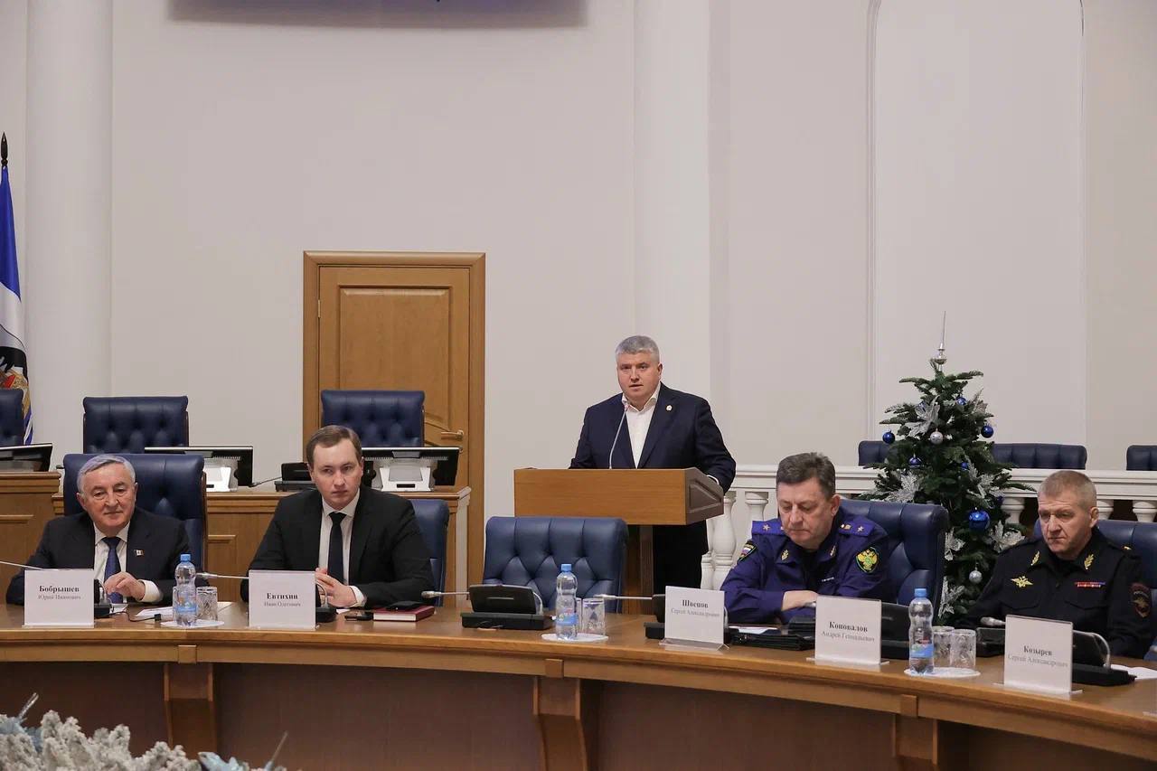 Губернатор Новгородской области выступает на заседании.