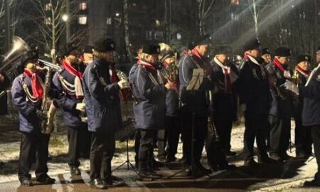 Играет Новгородский духовой оркестр