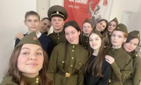 Дети в военной форме.