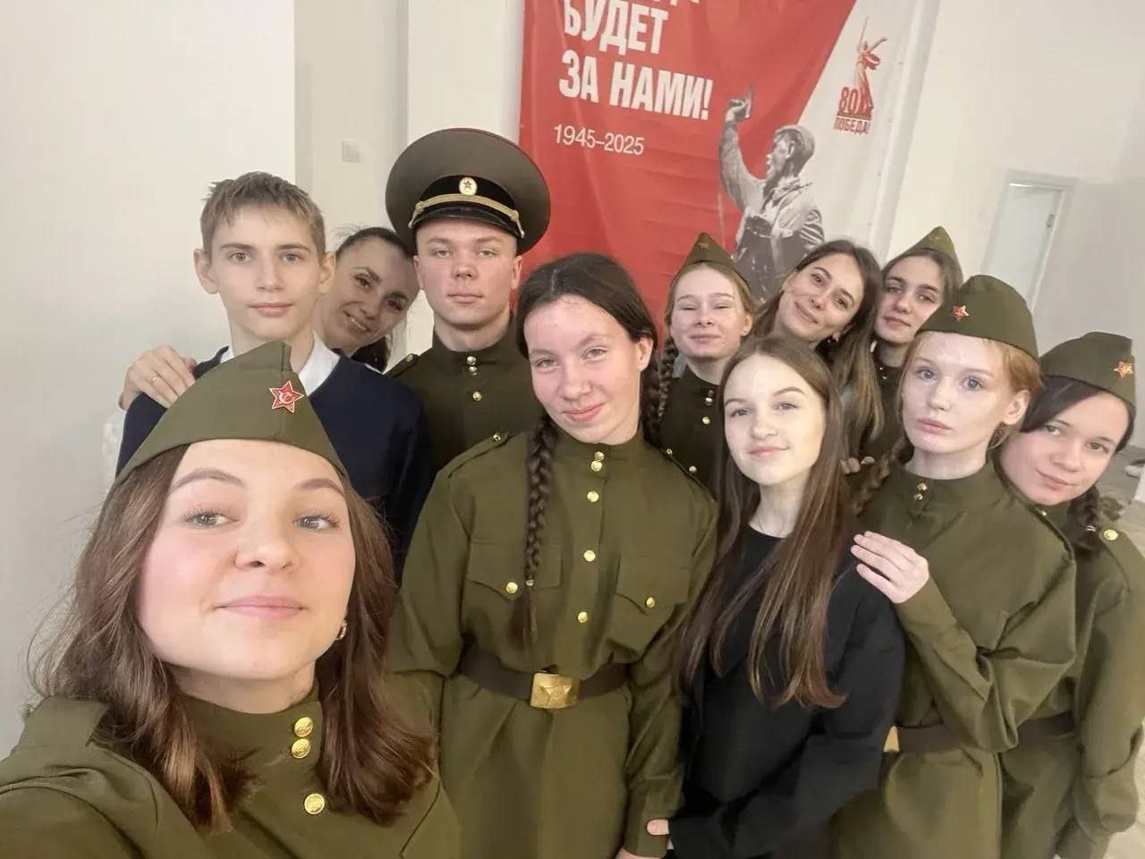 Дети в военной форме.