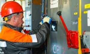 электрик за работой