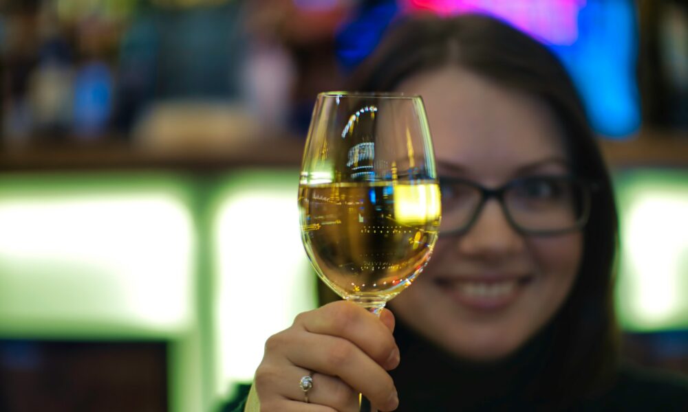 Девушка с шампанским