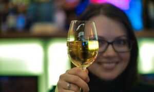 Девушка с шампанским