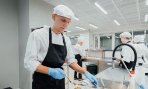 повар готовит еду