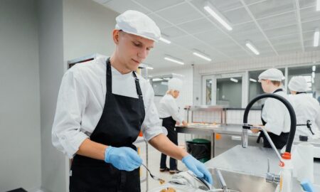 повар готовит еду