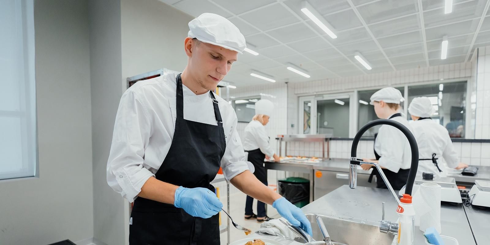 повар готовит еду