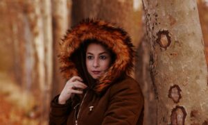 Девушка в пуховике