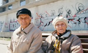 Бабушка и дедушка старенькие сидят на скамейке