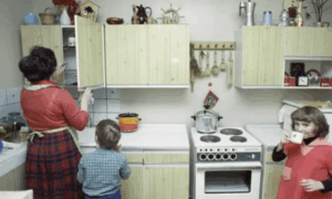 Женщина с детьми на кухне