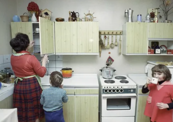Женщина с детьми на кухне