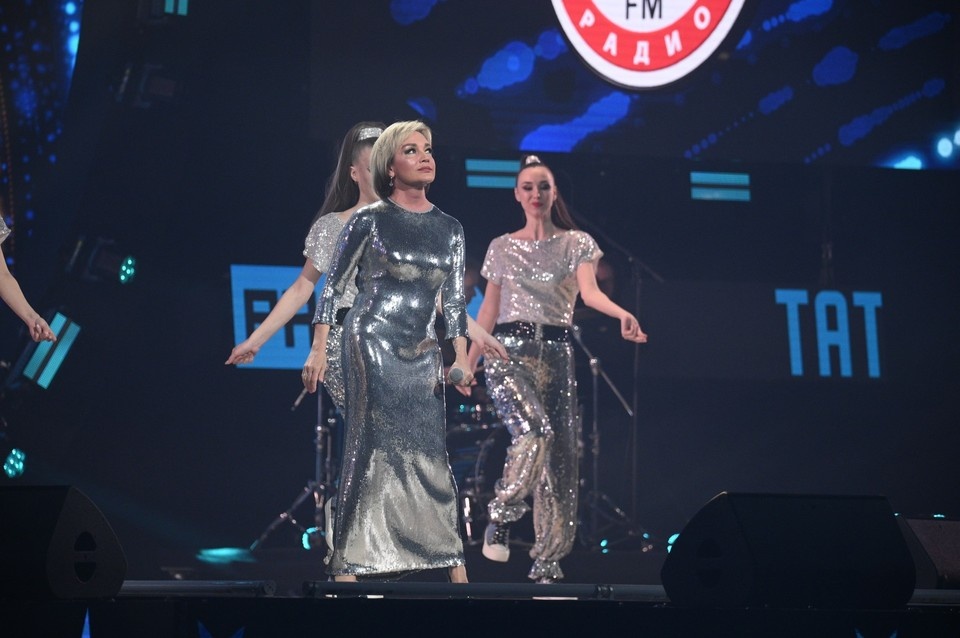 Татьяна Буланова на сцене с подтанцовкой