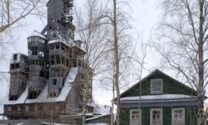 Необычный дом в русской деревне