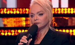 Лариса Долина с микрофоном