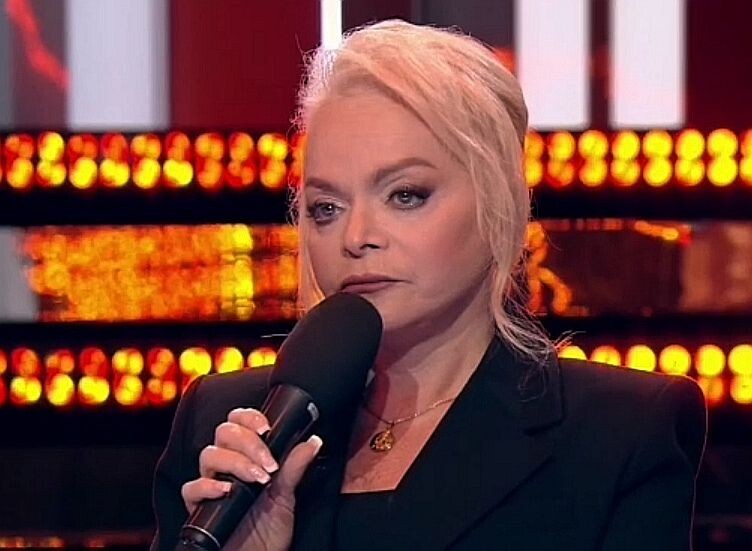 Лариса Долина с микрофоном
