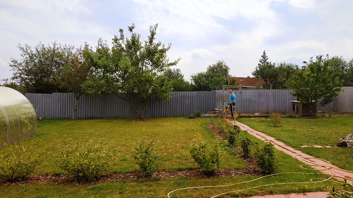 Дачный участок с забором